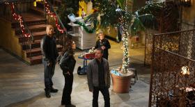 Damit sie trotz eines neuen Falles in Weihnachtsstimmung kommen, wird der Innenhof des Hauptquartiers weihnachtlich geschmückt: Sam (LL Cool J, l.), Callen (Chris O'Donnell, r.), Hetty (Linda Hunt, 2.v.r.) und Kensi (Daniela Ruah, 2.v.l.) ... © CBS Studios Inc. All Rights Reserved.