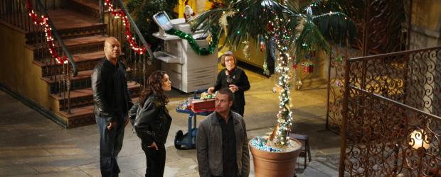 Damit sie trotz eines neuen Falles in Weihnachtsstimmung kommen, wird der Innenhof des Hauptquartiers weihnachtlich geschmückt: Sam (LL Cool J, l.), Callen (Chris O'Donnell, r.), Hetty (Linda Hunt, 2.v.r.) und Kensi (Daniela Ruah, 2.v.l.) ... © CBS Studios Inc. All Rights Reserved. Damit sie trotz eines neuen Falles in Weihnachtsstimmung kommen, wird der Innenhof des Hauptquartiers weihnachtlich geschmückt: Sam (LL Cool J, l.), Callen (Chris O'Donnell, r.), Hetty (Linda Hunt, 2.v.r.) und Kensi (Daniela Ruah, 2.v.l.) ... © CBS Studios Inc. All Rights Reserved.