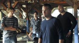 Navy CIS: L.A. - Versuchen alles, um das Chamäleon dingfest zu machen: Callen (Chris O'Donnell, 2.v.r.), Sam (LL Cool J, r.), Kensi (Daniela Ruah, 2.v.l.) und Deeks (Eric Christian Olsen, l.) ... © CBS Studios Inc. All Rights Reserved.