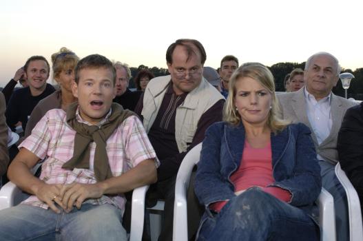 Nachdem sich Mathias (l.), der Neue in der Comedy-WG, super eingelebt hat, erlebt er gemeinsam mit Mirja (Mirja Boes, r.) und Markus (Markus Majowski, M.) einen Passagier auf einem Ausflugsdampfer, der seine Familie im Gummiboot hinter dem Schiff herpaddeln lässt. © Sat.1