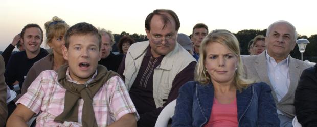 Nachdem sich Mathias (l.), der Neue in der Comedy-WG, super eingelebt hat, erlebt er gemeinsam mit Mirja (Mirja Boes, r.) und Markus (Markus Majowski, M.) einen Passagier auf einem Ausflugsdampfer, der seine Familie im Gummiboot hinter dem Schiff herpaddeln lässt. © Max Kohr Sat.1 Nachdem sich Mathias (l.), der Neue in der Comedy-WG, super eingelebt hat, erlebt er gemeinsam mit Mirja (Mirja Boes, r.) und Markus (Markus Majowski, M.) einen Passagier auf einem Ausflugsdampfer, der seine Familie im Gummiboot hinter dem Schiff herpaddeln lässt. © Max Kohr Sat.1