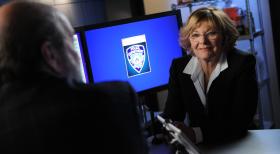 Unforgettable - Bei den Ermittlungen in einem neuen Fall: Joanne Webster (Jane Curtin, r.) ... © 2011 CBS Broadcasting Inc. All Rights Reserved.
