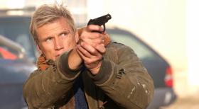 Direct Contact - Zeigt seinen Auftraggebern wo der Hammer hängt: Ex-Agent Mike Riggins (Dolph Lundgren) ... © Nu Image Direct Contact - Zeigt seinen Auftraggebern wo der Hammer hängt: Ex-Agent Mike Riggins (Dolph Lundgren) ... © Nu Image