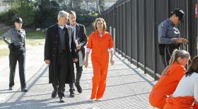 Der Mord an einem kürzlich entlassenen NCIS-Mitarbeiter, der von NCIS als Beweismittel gestellte Gegenstände entwendet hat, beschäftigt Gibbs (Mark Harmon, 2.v.l.), McGee (Sean Murray, 3.v.l.) und Leona Phelps (JoBeth Williams, M.) ... © CBS Television