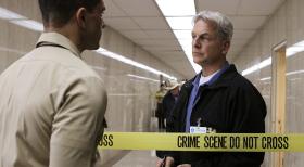 Lieutenant Lauren Ross wird im Pentagon ermordet. Gibbs (Mark Harmon, r.) und sein Team beginnen mit den Ermittlungen ... © CBS Television