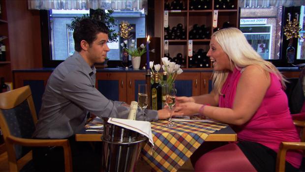 Pures Leben - Mitten in Deutschland - Als Marco (l.) seine Freundin Stella (r.) zu einem romantischen Abendessen bittet, ist sie davon überzeugt, endlich den ersehnten Heiratsantrag zu bekommen. Bevor Marco zu Wort kommt, sagt sie "Ja" ... © SAT.1