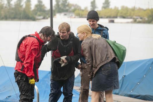 Danni Lowinski - Danni (Annette Frier, 2.v.r.) hat die Vertretung von ganz besonderen Mandanten übernommen. Drei junge Männer, Charles (Niklas Kohrt, r.), Lothar (Benjamin Kramme, 2.v.l.) und Tom (Sebastian Kroehnert, l.), die eine geistige Behinderung haben, wollen wir ihrem gerade gemachten Segelschein nach Amerika segeln. Leider findet das ihr juristischer Betreuer überhaupt nicht lustig und geht gerichtlich dagegen vor ... © SAT.1