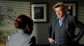 Ein neuer Fall beschäftigt Patrick Jane (Simon Baker, r.) und Madeleine Hightower (Aunjanue Ellis, l.) ... © Warner Bros. Television