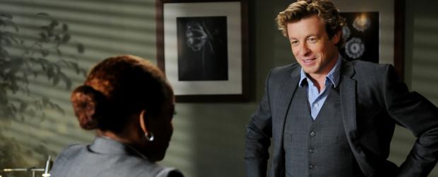 Ein neuer Fall beschäftigt Patrick Jane (Simon Baker, r.) und Madeleine Hightower (Aunjanue Ellis, l.) ... © Warner Bros. Television Ein neuer Fall beschäftigt Patrick Jane (Simon Baker, r.) und Madeleine Hightower (Aunjanue Ellis, l.) ... © Warner Bros. Television