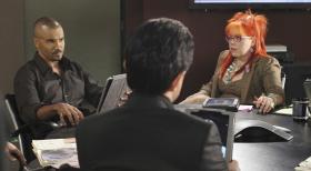 Als in Johnson County, in kurzen Abständen drei Stripperinnen entführt und einige Tage später tot auf einem Feld gefunden werden, ist das Team um Morgan (Shemar Moore, l.), Rossi (Joe Mantegna, M.) und Garcia (Kirsten Vangsness, r.) gefragt ... © ABC Studios