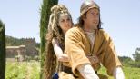 Bedtime Stories - Dank der Fantasie der Kinder kommen sich Skeeter (Adam Sandler, r.) und Jill (Keri Russell, l.) immer näher. Allerdings will der Onkel nur eines: Die Kinder sollen ihn mit Violet zusammenbringen ... © Disney
