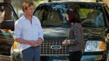 The Mentalist - Rückblick: Patrick Jane (Simon Baker, l.) steht dem CBI-Team um Teresa Lisbon (Robin Tunney, r.) zum ersten Mal bei der Aufklärung eines Falles zur Seite ... © Warner Bros. Television
