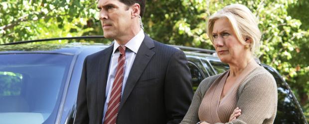 Das Team muss ohne Hotch (Thomas Gibson, l.) und Prentiss und Gideon nach Milwaukee. Hotch hat bei Strauss (Jayne Atkinson, r.) um die Versetzung gebeten, Prentiss will nicht mehr heimlich mit Strauss kooperieren, kündigt deshalb, und Gideon erscheint nicht zum Dienst ... © Touchstone Television Das Team muss ohne Hotch (Thomas Gibson, l.) und Prentiss und Gideon nach Milwaukee. Hotch hat bei Strauss (Jayne Atkinson, r.) um die Versetzung gebeten, Prentiss will nicht mehr heimlich mit Strauss kooperieren, kündigt deshalb, und Gideon erscheint nicht zum Dienst ... © Touchstone Television