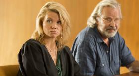 Danni Lowinski - Ein neuer Fall: Danni (Annette Frier, l.) steht Günter Lobinger (Peter Sattmann, r.) zur Seite, der von seinem Sohn verklagt wird, weil er sein Geld an wildfremde Menschen verschenkt ... © Frank Dicks SAT.1