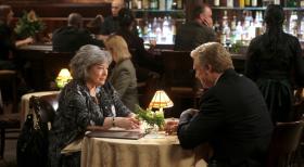 Harry's Law - Während Adam versucht sich von Chunhua zu trennen weil er zurück zu Rachael will, genießt Harriet (Kathy Bates, l.) ein gemeinsames Essen mit Thomas (Christopher McDonald, r.) ... © Warner Bros. Television