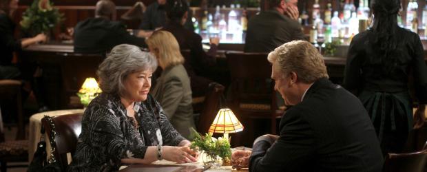 Harry's Law - Während Adam versucht sich von Chunhua zu trennen weil er zurück zu Rachael will, genießt Harriet (Kathy Bates, l.) ein gemeinsames Essen mit Thomas (Christopher McDonald, r.) ... © Warner Bros. Television Harry's Law - Während Adam versucht sich von Chunhua zu trennen weil er zurück zu Rachael will, genießt Harriet (Kathy Bates, l.) ein gemeinsames Essen mit Thomas (Christopher McDonald, r.) ... © Warner Bros. Television