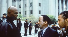 Shaft - noch Fragen? - Als der Mörder Wade nach New York zurückkehrt, macht sich John Shaft (Richard Roundtree, M.) daran, seinem Neffen im Wettlauf mit der Zeit beizustehen ... © Paramount Pictures