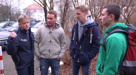 Patchwork Family - Der Steinwurf auf das Haus der "Patchwork Family" bleibt nicht ohne Konsequenzen: Käthe soll die Schule wechseln! Christina (l.) nutzt ihre Stellung bei der Polizei und will die Täter überführen ... © SAT.1