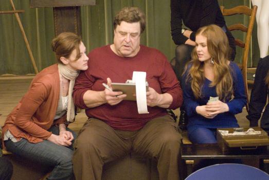 Shopaholic - Die Schnäppchenjägerin - Machen sich Sorgen um Rebecca (Isla Fisher, r.), die wegen ihrer Kaufsucht, in finanziellen Schwierigkeiten steckt: Ihr Vater Graham (John Goodman, M.) und ihre Schwester Jane Bloomwood (Joan Cusack, l.) ... © Touchstone Pictures and Jerry Bruckheimer, Inc. All Rights Reserved