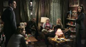 Nachdem Penelope (Kirsten Vangsness, 3.v.r.) angeschossen wurde, machen sich Reid (Matthew Gray Gubler, 2.v.l.), Prentiss (Paget Brewster, r.), Morgan (Shemar Moore, 3.v.l.), Hotch (Thomas Gibson, l.), Rossi und JJ (AJ Cook, 2.v.r.) große Sorgen um sie ... © Touchstone Television