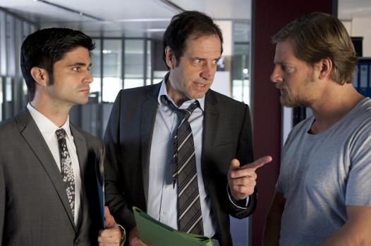 Als Mick (Henning Baum, r.) dem Staatsanwalt die Tatverdächtige ersten Ranges als Unschuldslamm präsentiert, kommt das bei Martin Ferchert (Helmfried von Lüttichau, M.) und Andreas (Maximilian Grill, l.) nicht besonders gut an ... © SAT.1