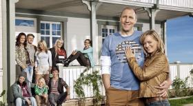 Patchwork Family - Patchwork Family - so fühlt sich Familie an: (v.l.n.r.) Antonia, Michelle, David, Fabian, Louisa, Rudi, Nele, Käthe, Michael und Christina ... © Bernd Jaworek SAT.1