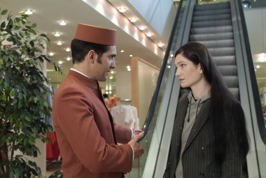 Heute geht der Trend wieder dahin, dem Kunden kleine Service-Extras anzubieten. Ob nun wirklich sinnvoll oder nicht, bleibt dahingestellt! (Thomas Held (l.) und Emily Wood, (r.)) © Sat.1