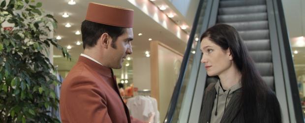 Heute geht der Trend wieder dahin, dem Kunden kleine Service-Extras anzubieten. Ob nun wirklich sinnvoll oder nicht, bleibt dahingestellt! (Thomas Held (l.) und Emily Wood, (r.)) © Guido Engels Sat.1 Heute geht der Trend wieder dahin, dem Kunden kleine Service-Extras anzubieten. Ob nun wirklich sinnvoll oder nicht, bleibt dahingestellt! (Thomas Held (l.) und Emily Wood, (r.)) © Guido Engels Sat.1