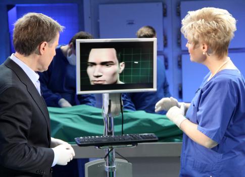 Aufklärungsarbeit in der Gerichtsmedizin: Dr. Saskia Guddat (r.) und Ulrich Meyer (l.) ... © SAT.1