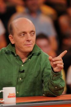 Stellt sich kuriosen Fragen aus allen Wissensbereichen: Bernhard Hoëcker © SAT.1