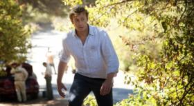 The Mentalist - Rückblende: Patrick Jane (Simon Baker) nimmt zum ersten Mal nach der Ermordung seiner Frau und seiner Tochter durch den Serienkiller Red John mit dem CBI Kontakt auf, um mehr über den Red-John-Fall zu erfahren ... © Warner Bros. Television