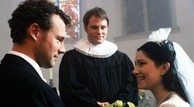 Alles fängt so gut an für das glückliche Brautpaar (Hanno Friedrich, l. und Emily Wood, r.). Aber wer rechnet schon mit diesem Pfarrer (Mirco Reseg, M.)? © Sat.1