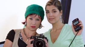 Weibsbilder - Die coole Fotografin (Sabine Menne, l.) leidet unter ihrer dusseligen Assistentin (Judith Döker, r.). © Frank Hempel Sat.1