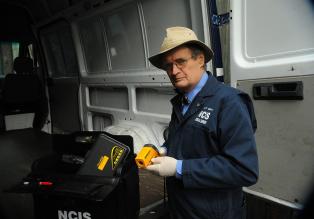 Bei den Ermittlungen in einem neuen Fall: Ducky (David McCallum) ... © CBS Television