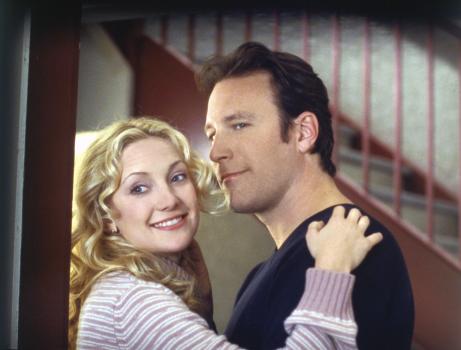 Liebe auf Umwegen - Nach einiger Zeit merken sie, dass sie sich zueinander hingezogen fühlen: Helen Harris (Kate Hudson, l.) und Pastor Dan Parker (John Corbett, r.) ... © Touchstone Pictures. All rights reserved