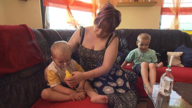 Janine (M.) und ihre Kinder wollen endlich raus aus ihrer Schimmelwohnung. Die Kinder leiden unter Asthma wegen des Schimmels. © SAT.1