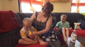 Janine (M.) und ihre Kinder wollen endlich raus aus ihrer Schimmelwohnung. Die Kinder leiden unter Asthma wegen des Schimmels. © SAT.1