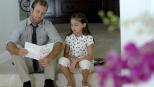 Da er sich während den Ermittlungen im Haus seiner Ex-Frau aufhält, genießt Danny (Scott Caan, l.) die Zeit, die er mit seiner Tochter Grace (Teilor Grubbs, r.) verbringen kann ... © TM &   2010 CBS Studios Inc. All Rights Reserved.