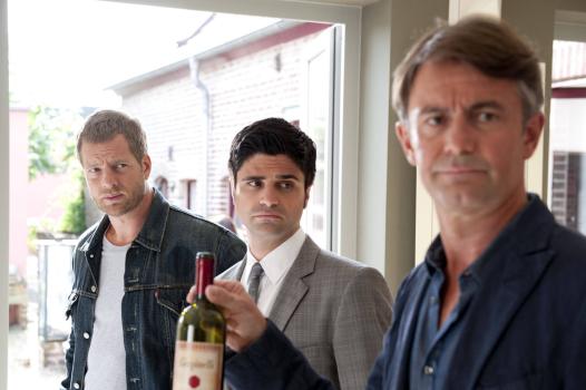 Der letzte Bulle - Haben die Mordwaffe schnell ausfindig gemacht: Mick (Henning Baum, l.), Andreas (Maximilian Grill, M.) und Meisner (Robert Lohr, r.) finden im Rotwein eine ordentliche Portion Digitalis vor ... © SAT.1