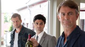 Der letzte Bulle - Haben die Mordwaffe schnell ausfindig gemacht: Mick (Henning Baum, l.), Andreas (Maximilian Grill, M.) und Meisner (Robert Lohr, r.) finden im Rotwein eine ordentliche Portion Digitalis vor ... © SAT.1