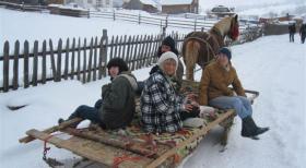 Die strengsten Eltern der Welt - Von ihren Eltern wird die 17jährige Alica (vorne r.) zu einer Huzulen-Familie, die traditionell wie vor 100 Jahren lebt, in die Ukraine geschickt ... © kabel eins