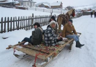 Die strengsten Eltern der Welt - Von ihren Eltern wird die 17jährige Alica (vorne r.) zu einer Huzulen-Familie, die traditionell wie vor 100 Jahren lebt, in die Ukraine geschickt ... © kabel eins