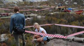 Das verlorene Labyrinth (1) - Als sich Alice (Vanessa Kirby, r.) von ihrem Freund trennt, bietet ihre Freundin Sheilagh (Erica Wessels, l.) ihr an, an einer Ausgrabung in Südfrankreich teilzunehmen, um auf andere Gedanken zu kommen. Doch dann stößt die junge Engländerin auf eine verborgene Höhle ... © SAT.1/2011 Tandem Productions GmbH & Film Afrika Worldwide (Pty) Limited South Africa. All Rights Reserved.