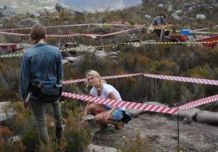 Das verlorene Labyrinth (1) - Als sich Alice (Vanessa Kirby, r.) von ihrem Freund trennt, bietet ihre Freundin Sheilagh (Erica Wessels, l.) ihr an, an einer Ausgrabung in Südfrankreich teilzunehmen, um auf andere Gedanken zu kommen. Doch dann stößt die junge Engländerin auf eine verborgene Höhle ... © SAT.1/2011 Tandem Productions GmbH & Film Afrika Worldwide (Pty) Limited South Africa. All Rights Reserved.