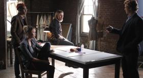 The Mentalist - Der abgehalfterte Modeschöpfer Wyck Theissens wird in seinem Atelier kurz vor seinem Comeback mit einer vergoldeten Feder im Mund erstochen aufgefunden. Patrick (Simon Baker, r.) ermittelt und stößt dabei auf Tristan (Riley Voelkel, l.), Rafe (Griffin Matthews, 2.v.l.) und Derek (Van Hansis, 2.v.r.), doch haben sie damit etwas zu tun? © Warner Bros. Television