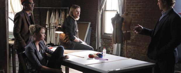 The Mentalist - Der abgehalfterte Modeschöpfer Wyck Theissens wird in seinem Atelier kurz vor seinem Comeback mit einer vergoldeten Feder im Mund erstochen aufgefunden. Patrick (Simon Baker, r.) ermittelt und stößt dabei auf Tristan (Riley Voelkel, l.), Rafe (Griffin Matthews, 2.v.l.) und Derek (Van Hansis, 2.v.r.), doch haben sie damit etwas zu tun? © Warner Bros. Television The Mentalist - Der abgehalfterte Modeschöpfer Wyck Theissens wird in seinem Atelier kurz vor seinem Comeback mit einer vergoldeten Feder im Mund erstochen aufgefunden. Patrick (Simon Baker, r.) ermittelt und stößt dabei auf Tristan (Riley Voelkel, l.), Rafe (Griffin Matthews, 2.v.l.) und Derek (Van Hansis, 2.v.r.), doch haben sie damit etwas zu tun? © Warner Bros. Television