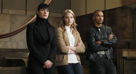 Als in einem bewachten Wohnviertel in New Mexico mehrere Frauen in ihren Häusern ermordet wurden, beginnen Prentiss (Paget Brewster, l.) und Morgan (Shemar Moore, r.) mit Hilfe von Agent Ashley Seaver (Rachel Nichols, M.) mit den Ermittlungen ... © ABC Studios