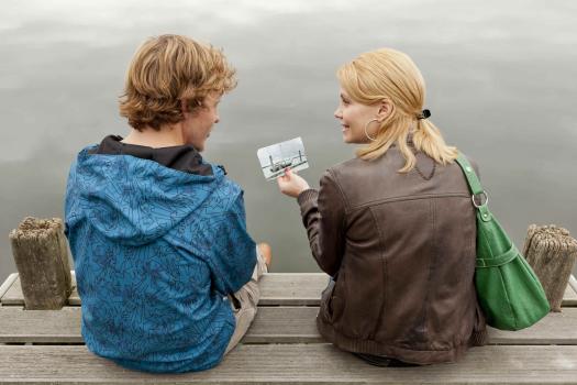 Danni Lowinski - Charles (Niklas Kohrt, l.) hat einen Traum und den will er sich mit seinen Freunden verwirklichen - doch sein gesetzlicher Betreuer steht ihm dabei im Weg. Deshalb bittet er Danni (Annette Frier, r.) um Hilfe ... © SAT.1