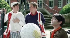 Was macht Golf eigentlich so teuer? Clubgebühren oder Trainerstunden - alles Peanuts: Die verlorenen Bälle sind die wirklichen Kosten! Wer kann es sich schon leisten, täglich 50 Bälle zu verlieren? Da muss "Mann" sich schon zu helfen wissen! (v.l.n.r. Hanno Friedrich, Mirco Reseg, Thomas Held) © Sat.1