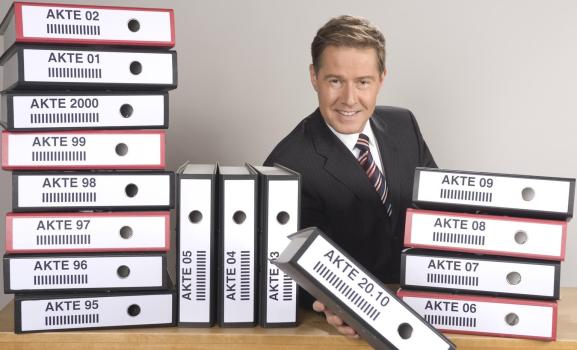 "AKTE" wird 15 Jahre alt! Ulrich Meyer präsentiert die Jubiläumssendung. © SAT.1